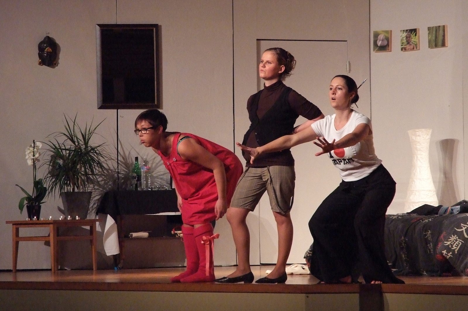 Les trois actrices Anaïs Patricia et Stéphanie sont sur scène en train de jouer la pièce de théâtre : Arrête de Pleurer Pénélope écrite par Juliette Arnaud, Corinne Puget et Christine Anglio.