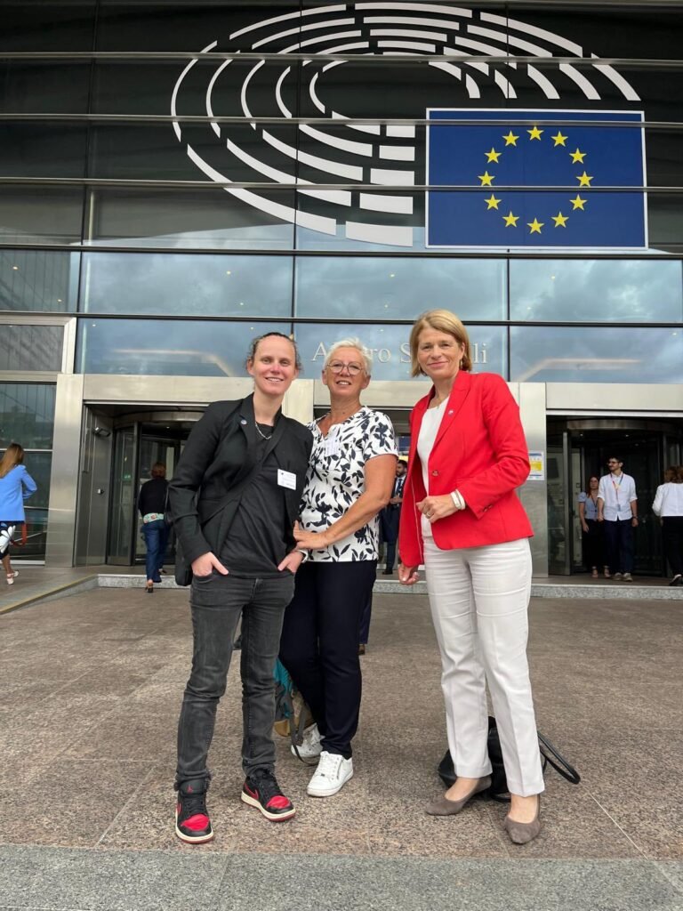 Arrivées à destination devant le parlement européen à Bruxelles.