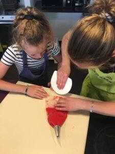 Stéphanie et Aéna en préparation des mignardises sucrées.