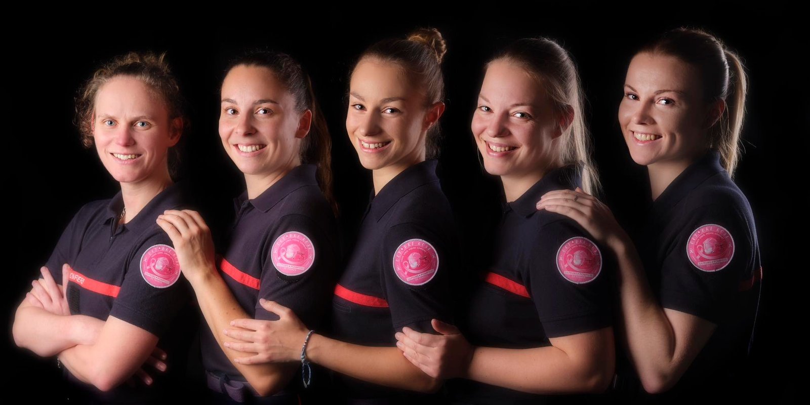 Photo portrait des Filles Sapeurs Pompiers de Mordelles avec l'écusson Sapeur Pompier de France à l'occasion d'Octobre Rose