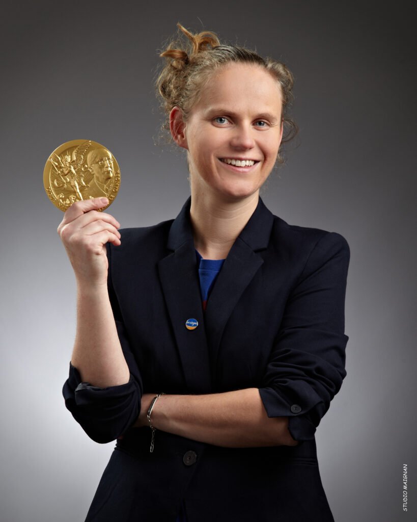 Stéphanie Boutros reçoit la médaille d'or par la Ligue contre le Cancer Nationale à Paris.