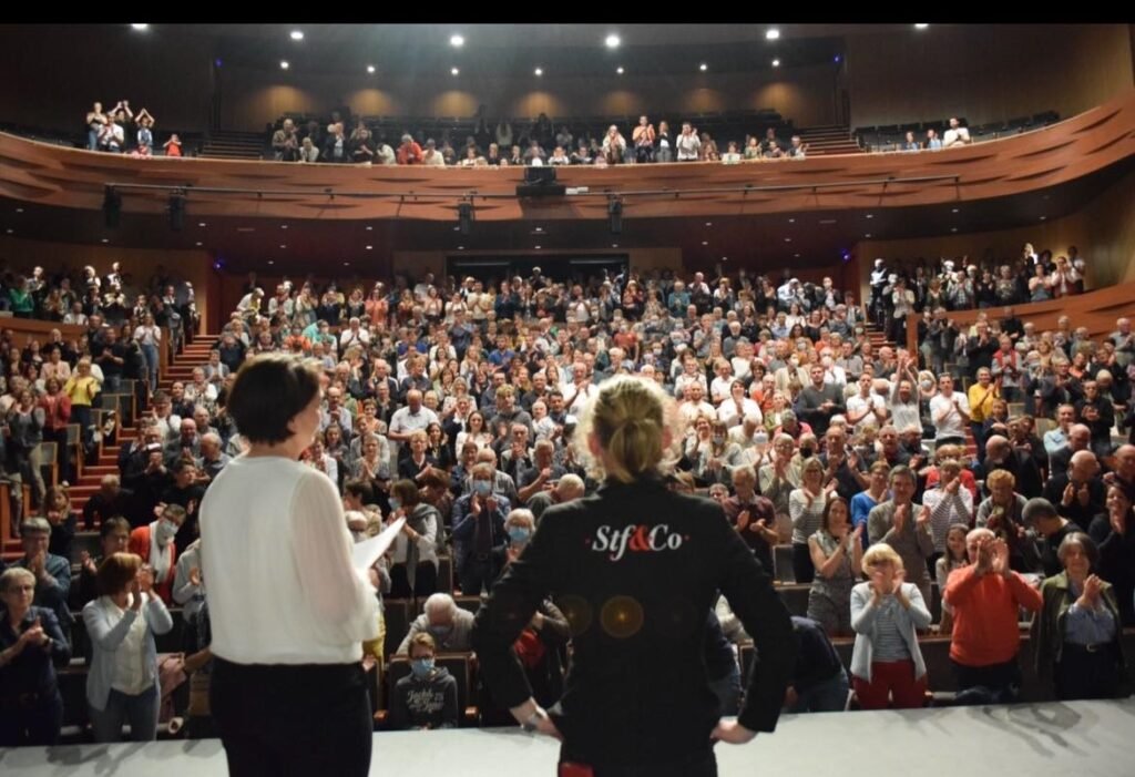 Stéphanie et Sandrine face au public.
