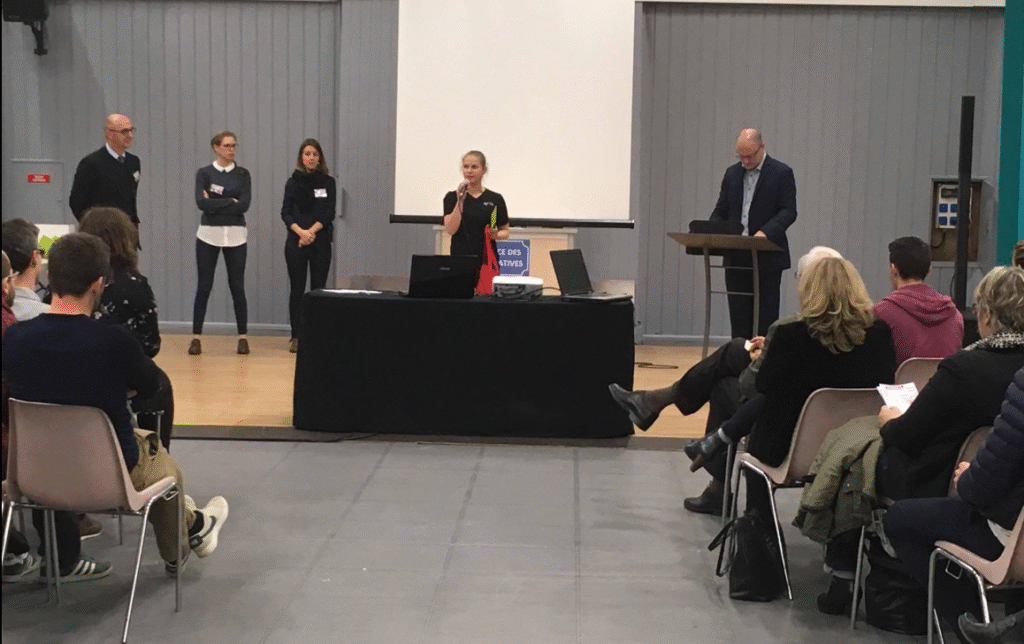 Stéphanie reçoit le trophée de l'entrepreunariat jeunesse.