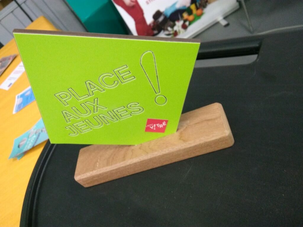 Stéphanie reçoit le trophée de l'entreprenariat jeunesse.