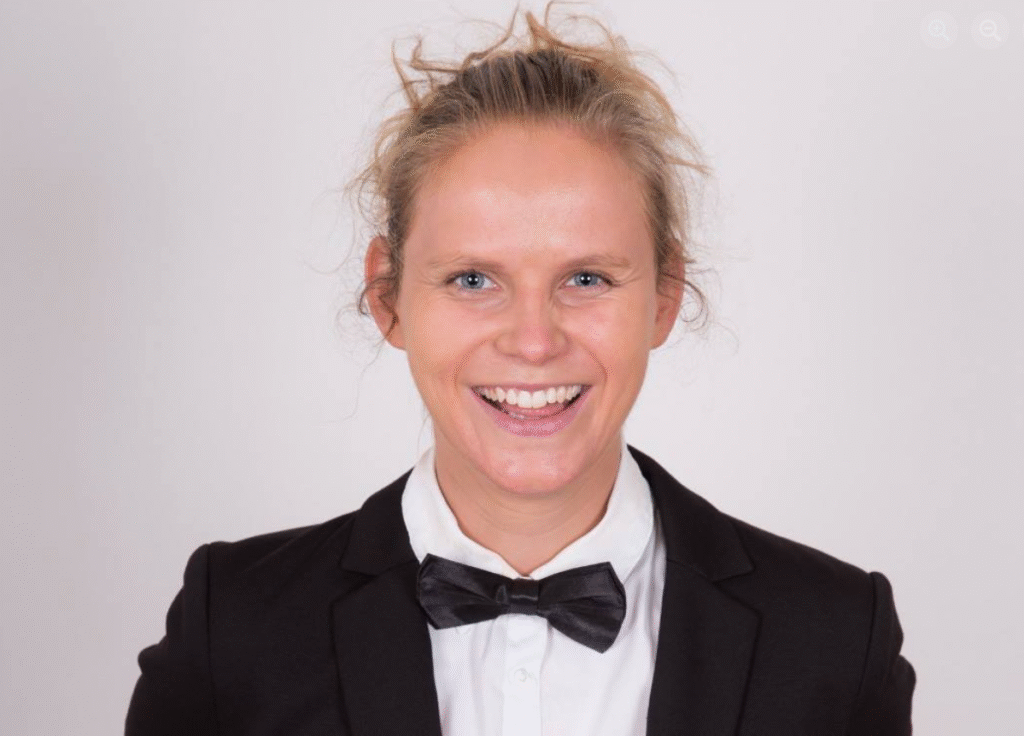 Portrait de Stéphanie incarnant son personnage so chic. ©Mathilde Bruand