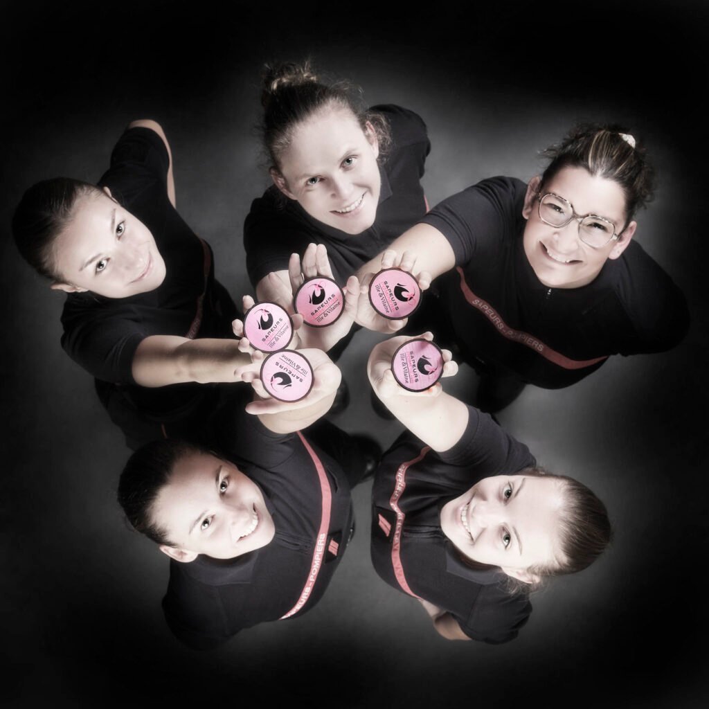 Les Filles pompiers de la caserne de Mordelles se mobilisent pour Octobre Rose. ©Silke
