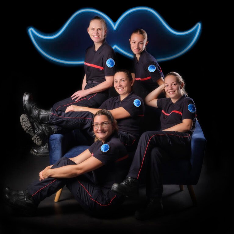 Les Filles Pompiers s'engagent pour Movember. ©Silke